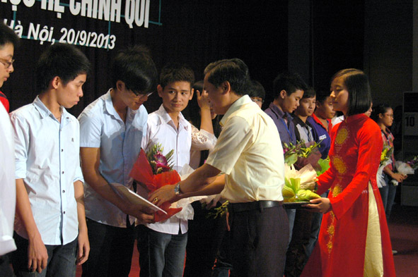 Trao học bổng Quỹ khuyến học truyền thống cho sinh viên năm 2013